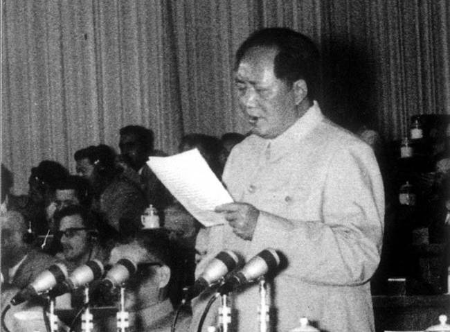 毛泽东在党的八大上作报告.jpg