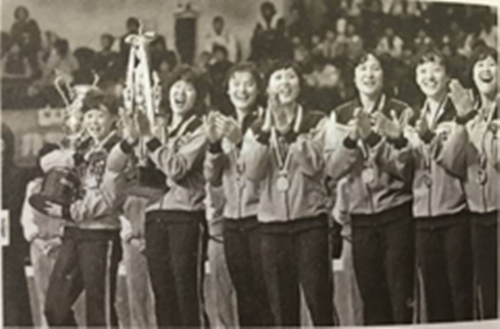 十二大：异军突起的中国女排在1981年获得世界杯冠军.jpg