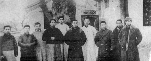 1920年1月18日，毛泽东、邓中夏与部分“辅社”成员在陶然亭慈悲庵合影。.jpg