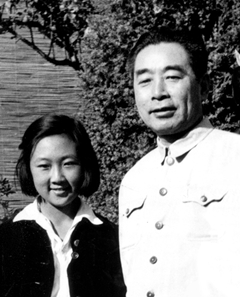 2-4 1951年，周秉德与伯父周恩来合影.jpg